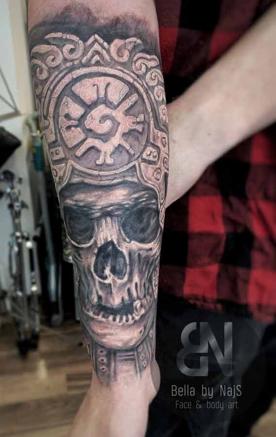 Skull und Tribal Tattoo